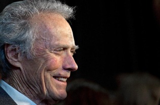 El director y sus abogados le pusieron una demanda a la compañía de muebles por el uso indebido de los nombres "Clint" y "Eastwood".